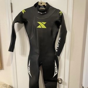 Only worn once!! Women’s volt full suit wetsuit for triathlons or surfing